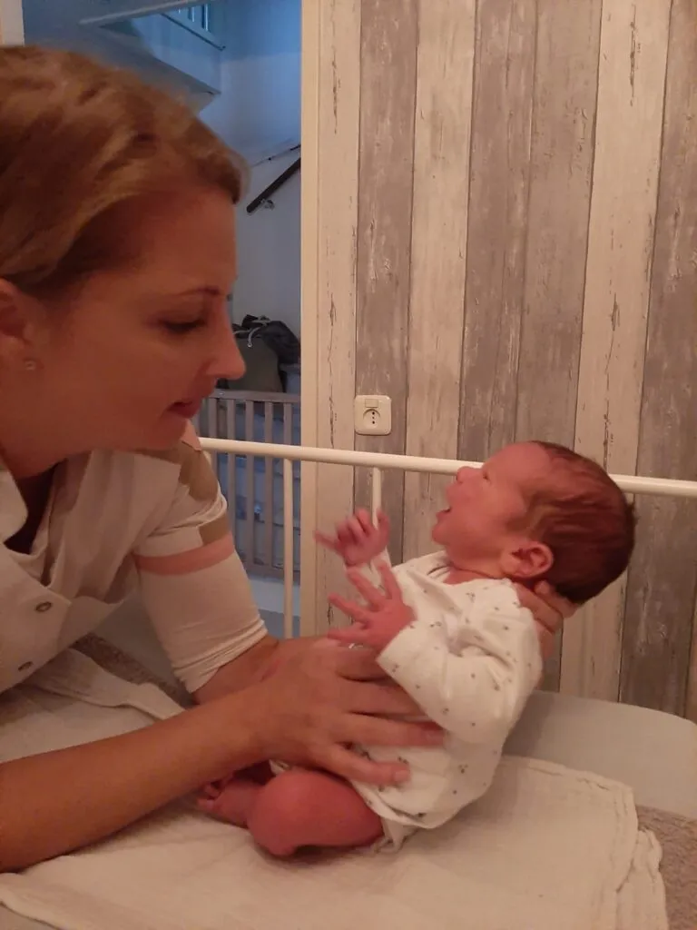 Sandra verzorgt een pasgeboren baby
